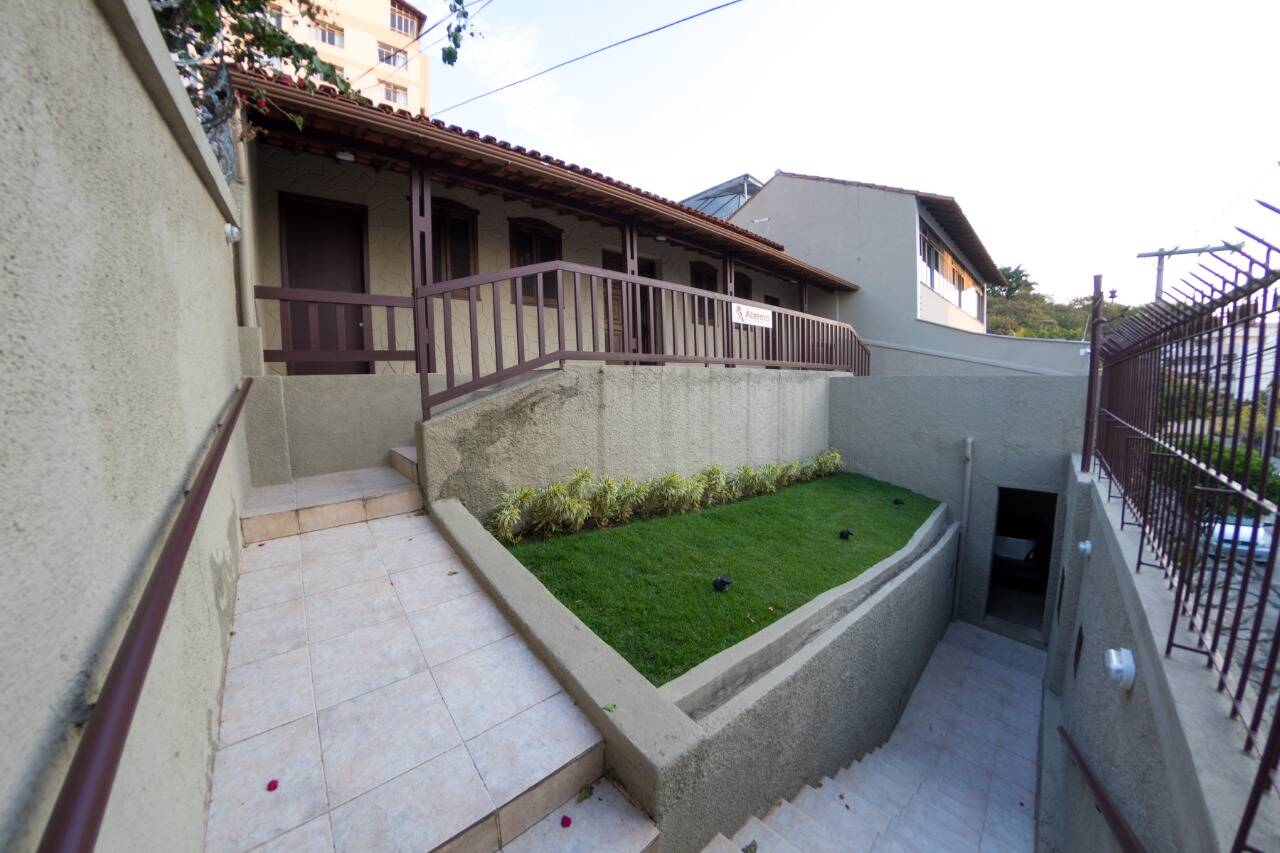 Casa à venda com 5 quartos, 366m² - Foto 1